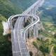 Imagen para el artículo titulado Este faraónico cambio de dirección de 'alta velocidad' en una carretera de montaña en China es sorprendente